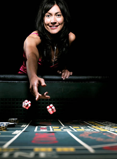 Domino QQ table interface showing domino tiles, player positions, and stake amounts on dina189